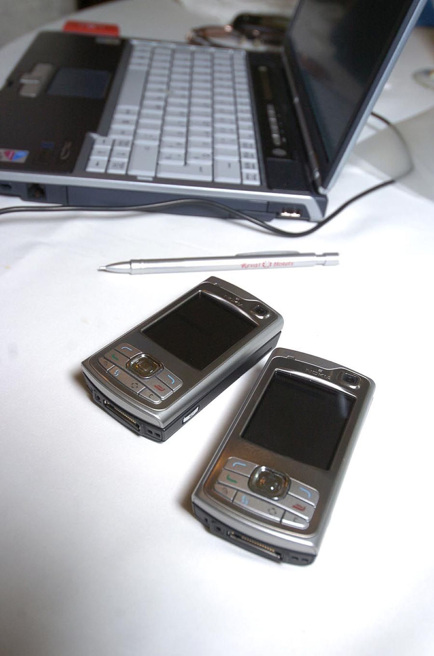 Mobiiltelefonid ja sülearvuti.