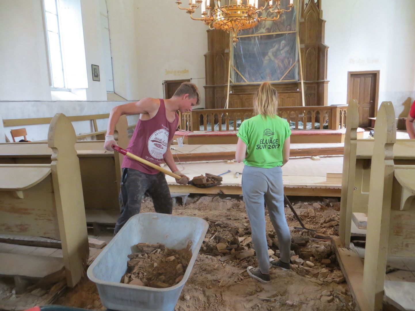 Juulis müttasid kirikus malevlased, kes võtsid üles pehkinud põrandat ja vedasid kärudega pinnast välja.