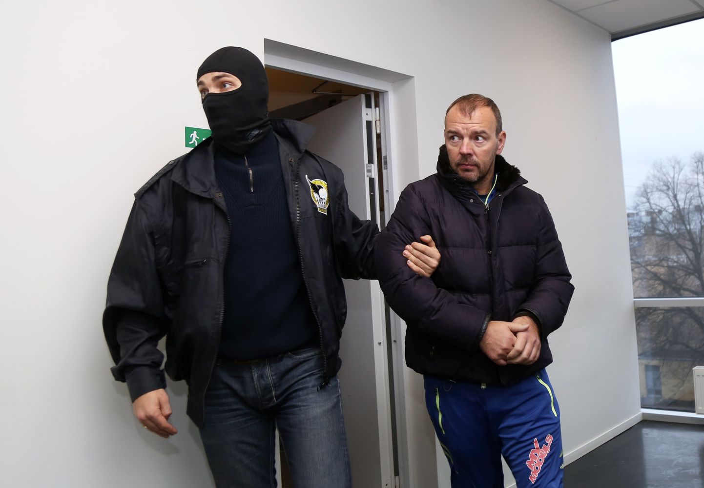 Aizturētais uzņēmējs Māris Martinsons tiek konvojēts uz tiesas sēdi Rīgas pilsētas Vidzemes priekšpilsētas tiesā, kur lems par drošības līdzekļa piemērošanu.