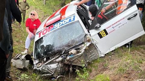 VIDEO ⟩ Leedu rallil toimus väga raske avarii, kaardilugeja murdis selgroolüli