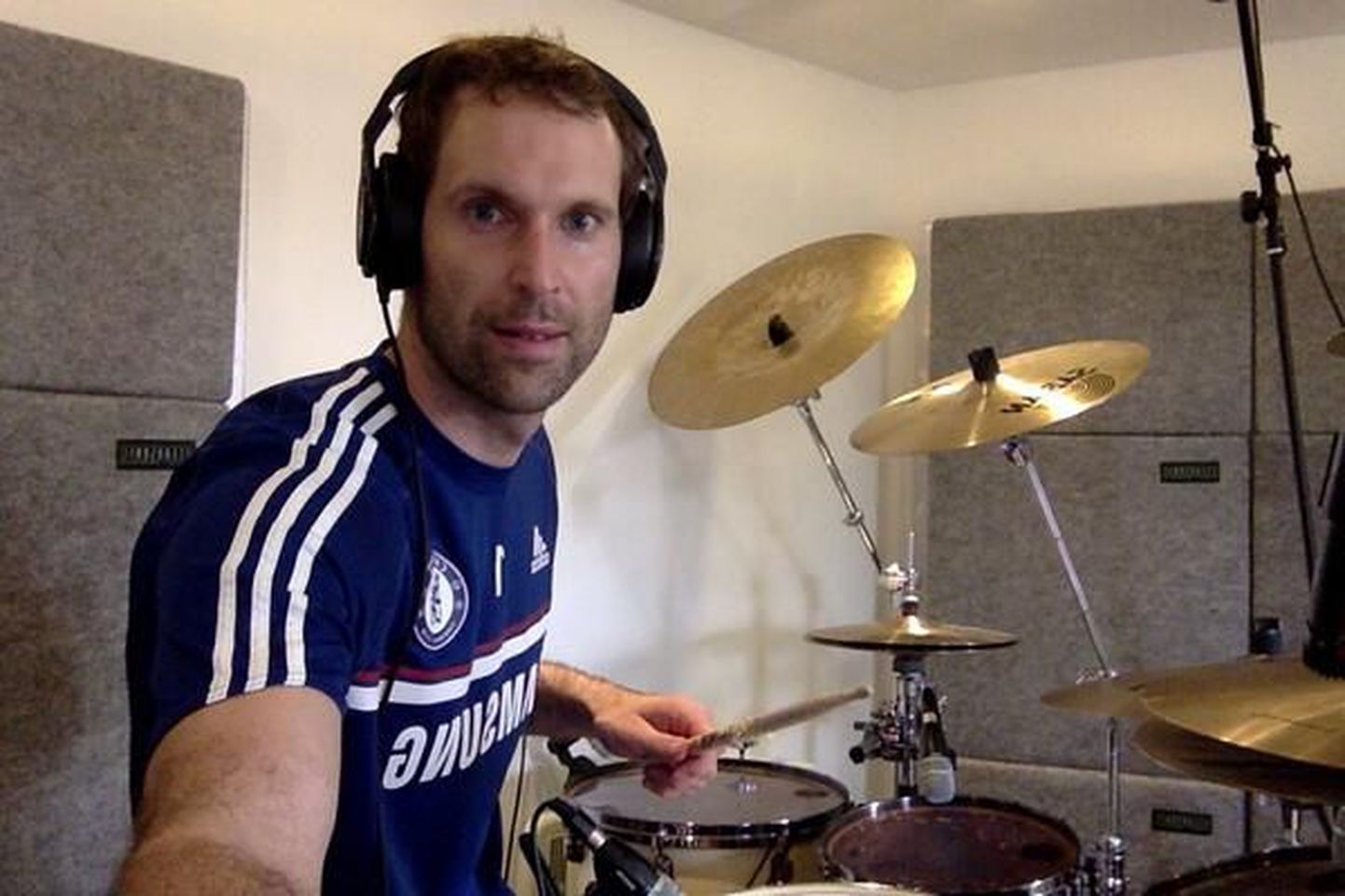 Petr Cech trummide taga.
