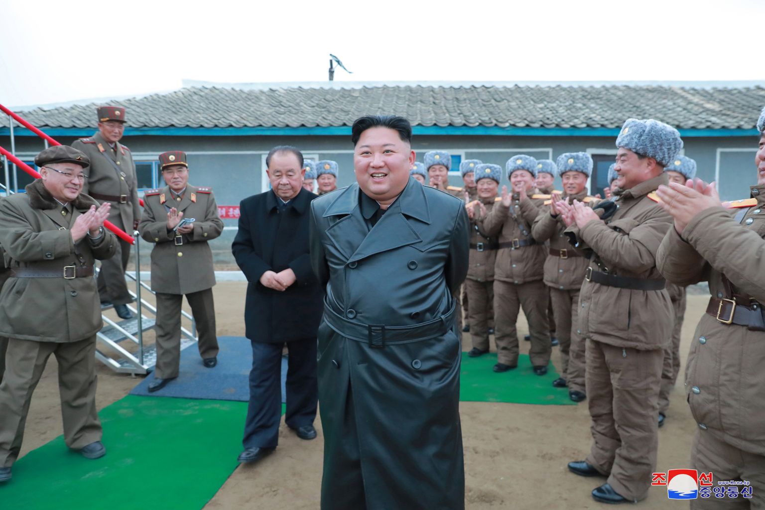 Põhja-Korea diktaator Kim Jong-un (keskel) jälgimas raketikatsetust.
