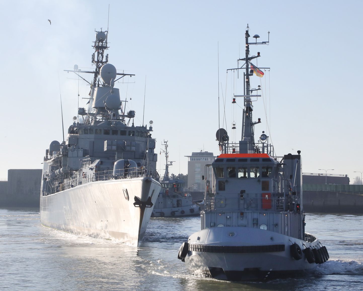 Saksa fregatt Augsburg jõudmas kodusadamasse 2019. aasta veebruaris pärast osalemist Vahemerel operatsioonis Sophia.