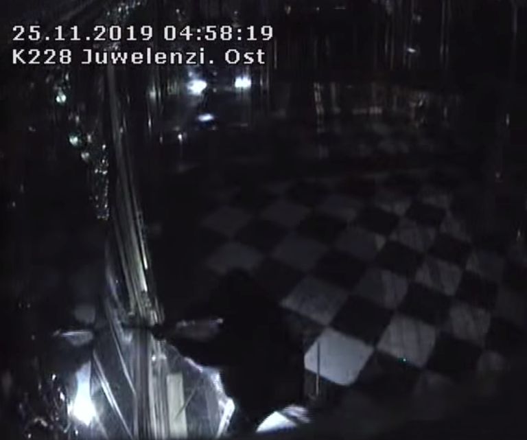 Kaader turvakaamera videost, kus on näha varast Dresdeni lossi Rohelises võlvis vitriini lõhkumas.