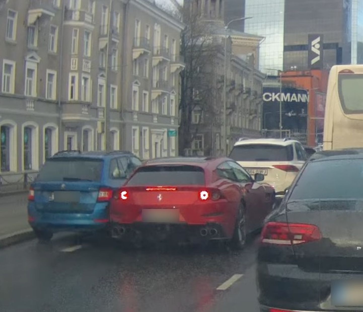 Škoda и дорогостоящая Ferrari «поцеловались» недалеко от Stockmann