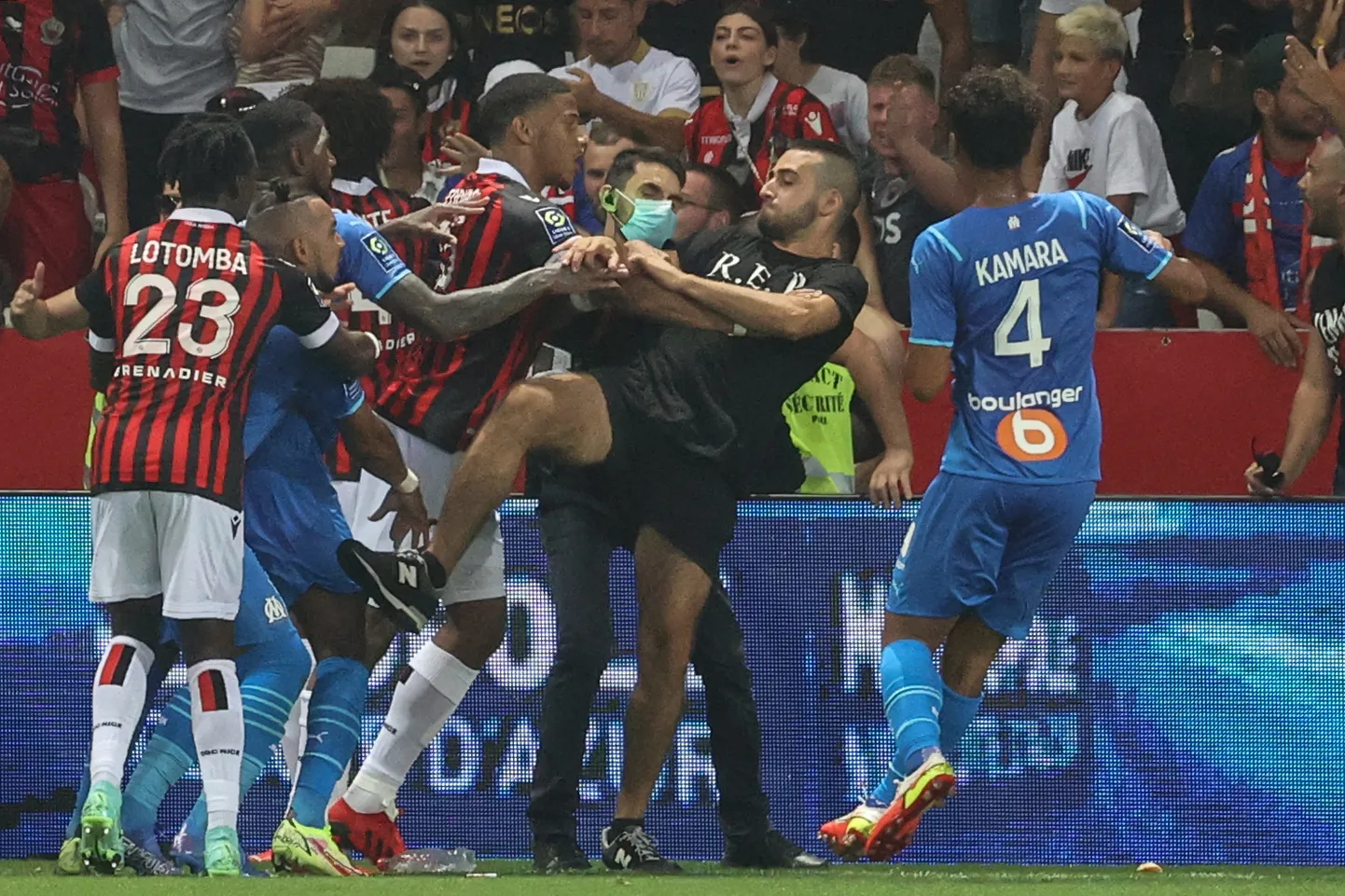 Marseille keskpoolkaitsja Dimitri Payet sattus väljakule tormanud Tony Calzoni rünnaku ohvriks.