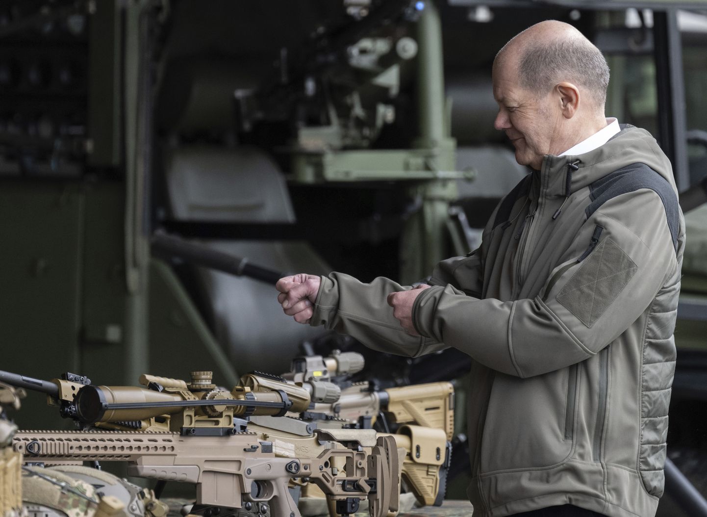 Saksa kantsler Olaf Scholz harjutab relva käes hoidmist Bundeswehri eriüksuslaste juures Calwis 5. märtsil 2024.