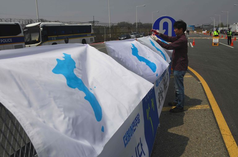 Kahte Koread ühtsena näitavad plakatid Panmunjomis