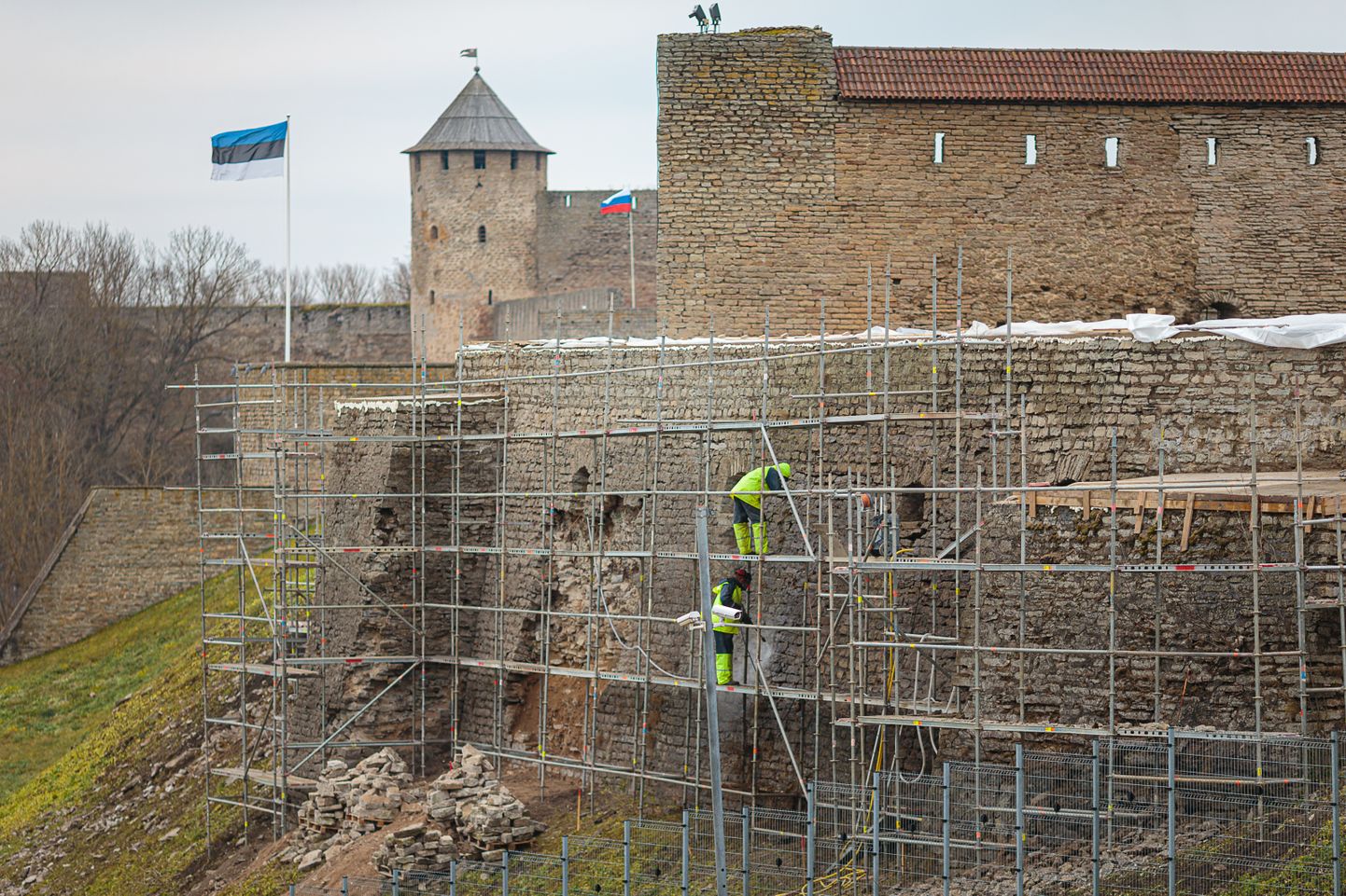 Реставрация и консервация северной стены Нарвского замка, частично осыпавшейся пять лет назад, стала частью большого эстонско-российского проекта.