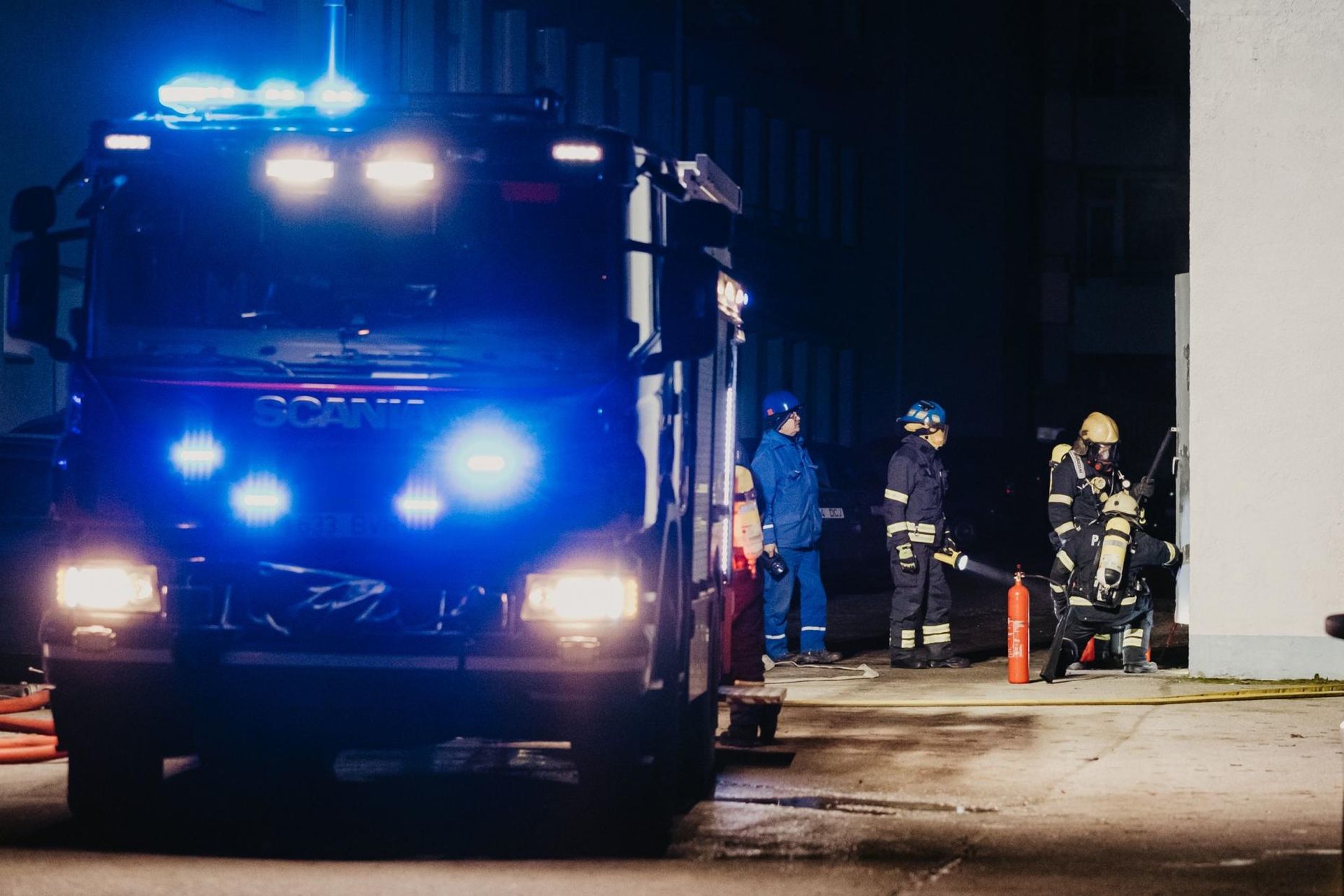 Päästjad käisid öösel kustutamas põlevat autot.