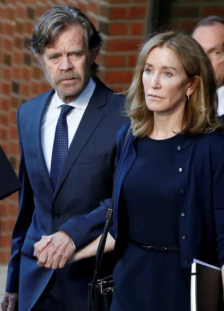Felicity Huffman koos abikaasa William H. Macyga eile kohtumajast lahkumas.