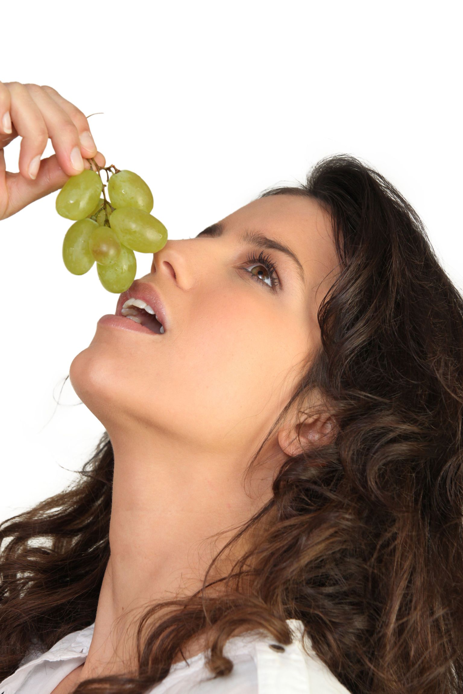 Человек ест виноград. Девушка ест виноград. Кушать виноград. Девушка анфас есть виноград.