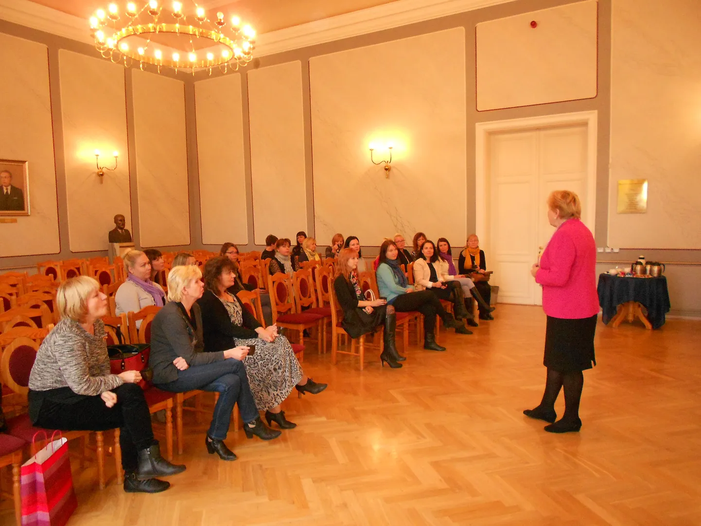 Jüri gümnaasiumi õpetajad käisid Pärnu Kuninga tänava põhikoolis kogemusi saamas.
