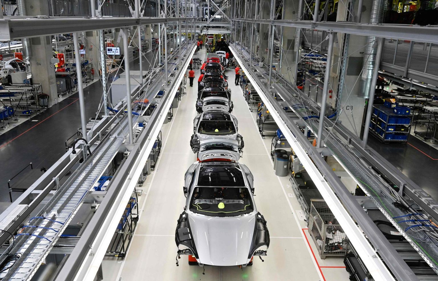 Porschede tehas Stuttgardis Saksamaal. Euroopas on tehaste sulgemine väga kallis.