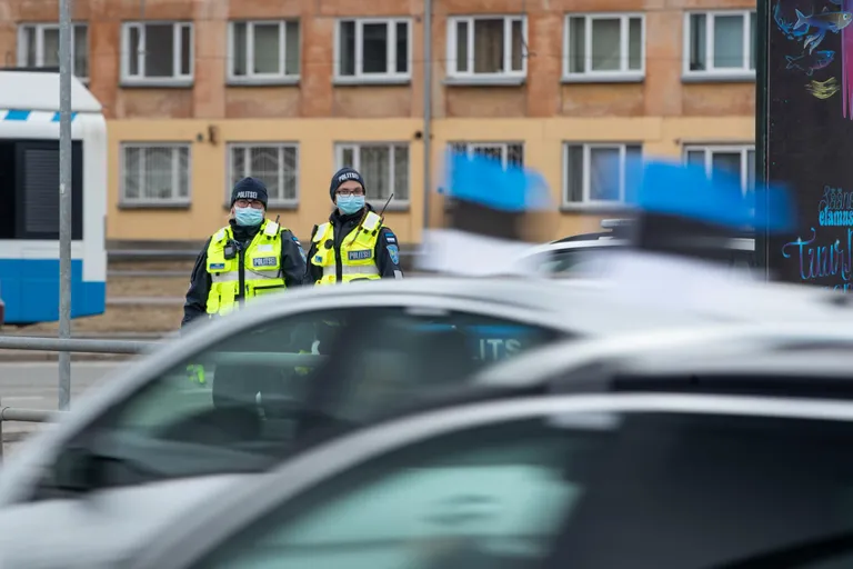 Акция протеста "Едем за свободу Эстонии. Полиция наблюдает за поведением участников.