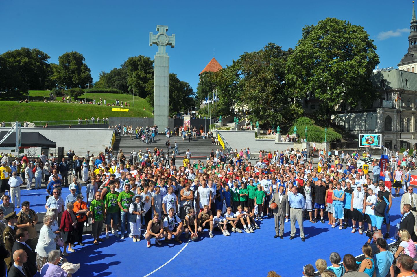 Vabaduse väljak eile, mil president Toomas Hendrik Ilves andis stardi Balti keti ühisjooksule ning tegi väljakul toimunud tänavakorvpalli võistlustel osalenud meeskondadega ühispildi.