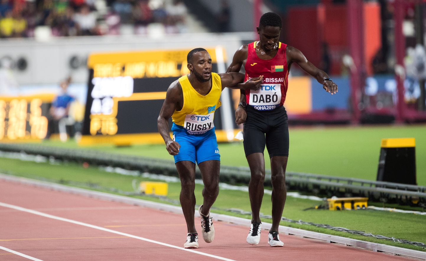 Braima Suncar Dabo (paremal) aitas Jonathan Busby 5000 meetri eeljooksus üle finišijoone.