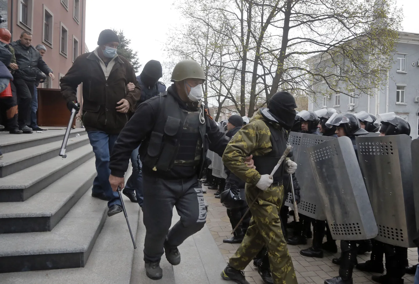 Separatistid Donetski prokuratuurihoone juures.