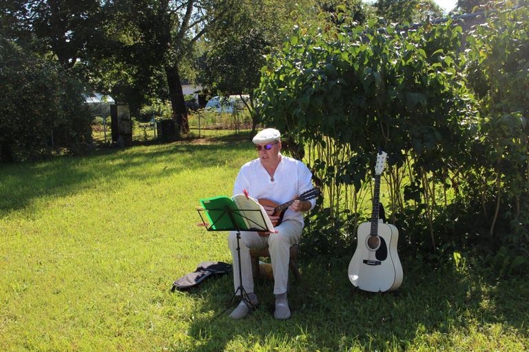 Lembit Kopso musitseerimas Kotli maja õues.