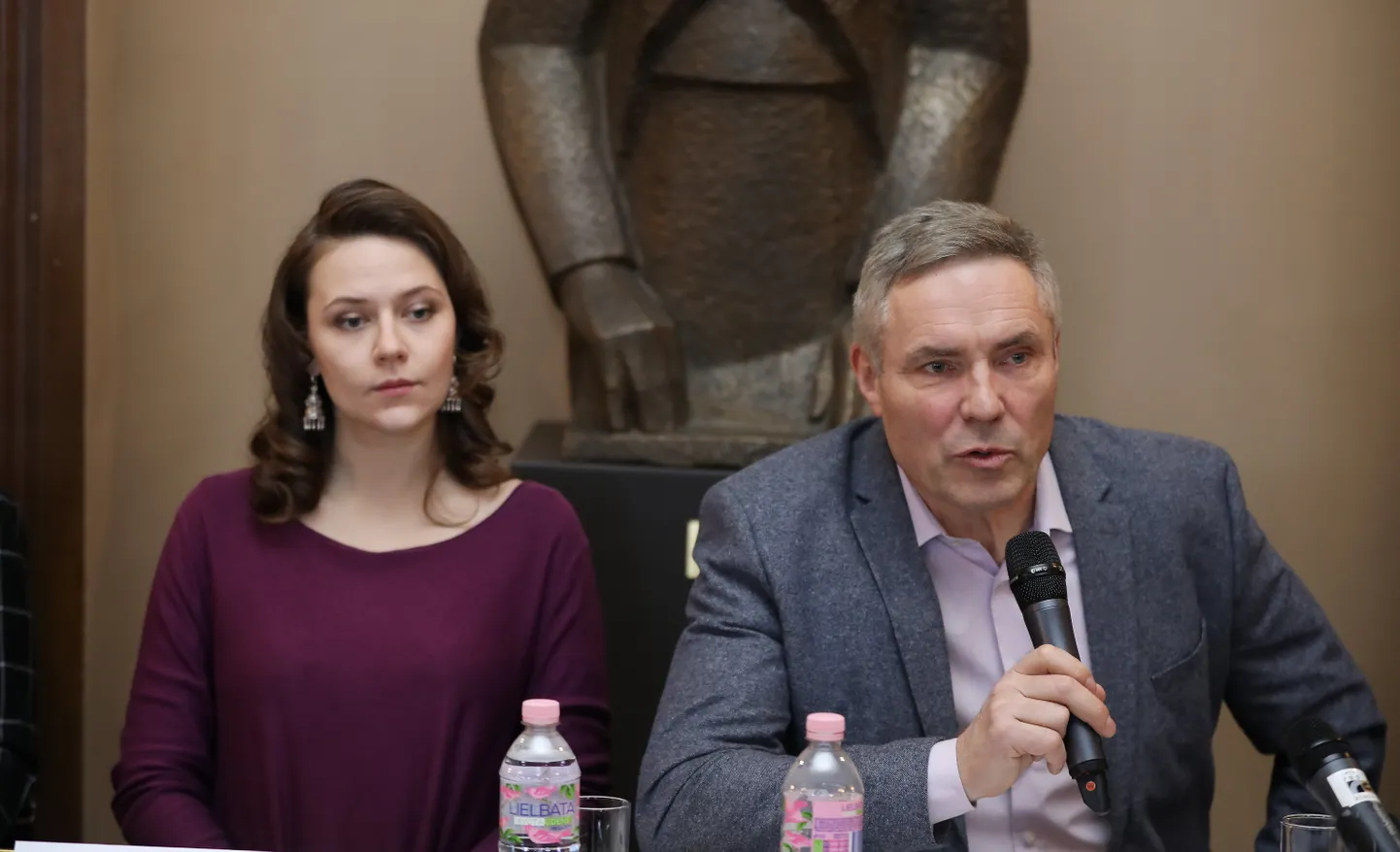 Soliste Inna Kločko un operas atjaunojuma režisors Juris Žagars piedalās preses konferencē, kurā informē par Andreja Žagara iestudēto operu "Pīķa dāma".