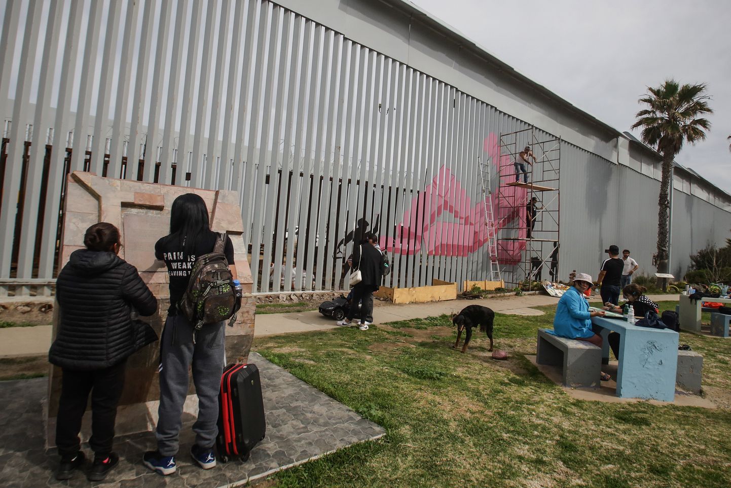 Mehhiko kunstnikud värvimas USA-Mehhiko piiritara, protestides selle renoveerimise ja immigratsioonikriisi vastu. Foto on illustratiivne.