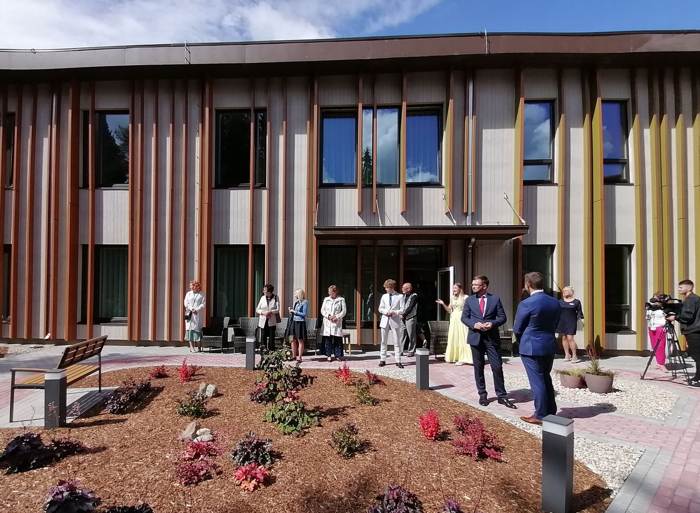 Eesti esimene spetsiaalselt dementsusega inimeste jaoks ehitatud Benita Kodu. Pildil hetk pidulikul avamispäeval toimunud ringkäigust 22. juulil 2020.