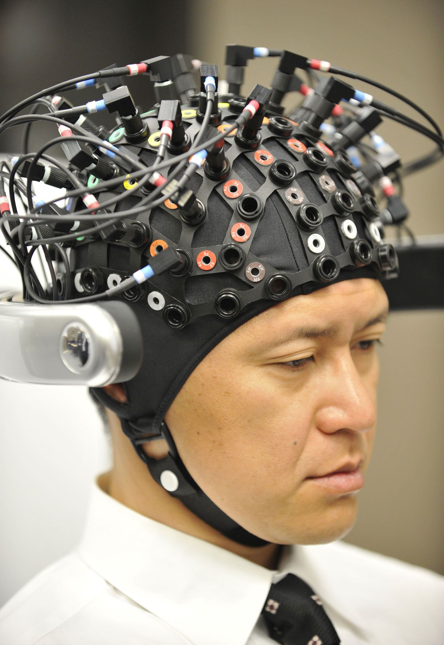 EEG (lühend sõnast elektroentsefalograafia) uurib peaaju pinna elektrilisi kõikumisi. Uurimiseks pannakse peanahale 21 metallist elektroodi, mis on ühendatud juhtmetega EEG aparaadi külge ja saadud signaal kirjutatakse kas paberile või arvutisse.