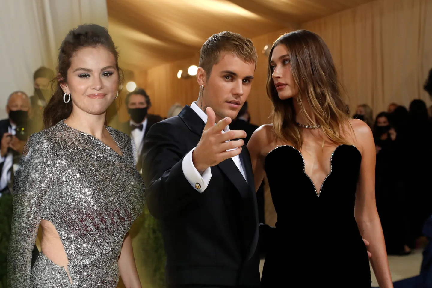 Lauljatar ja endine Disney staar Selena Gomez, Kanada laulja Justin Bieber ja viimase kaasa Hailey Baldwin Bieber.