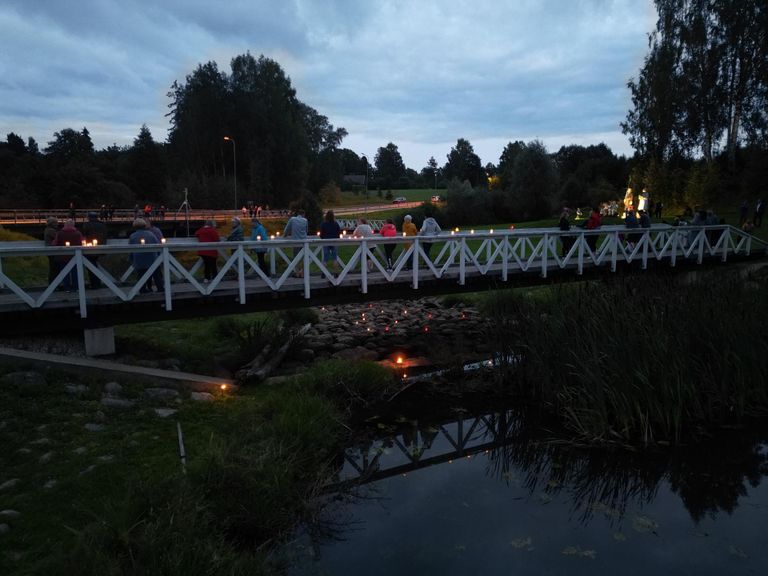 Neljapäeva õhtul Tarvastu paisjärve äärde kogunenud inimesed süütasid järve mälestuseks küünlaid.