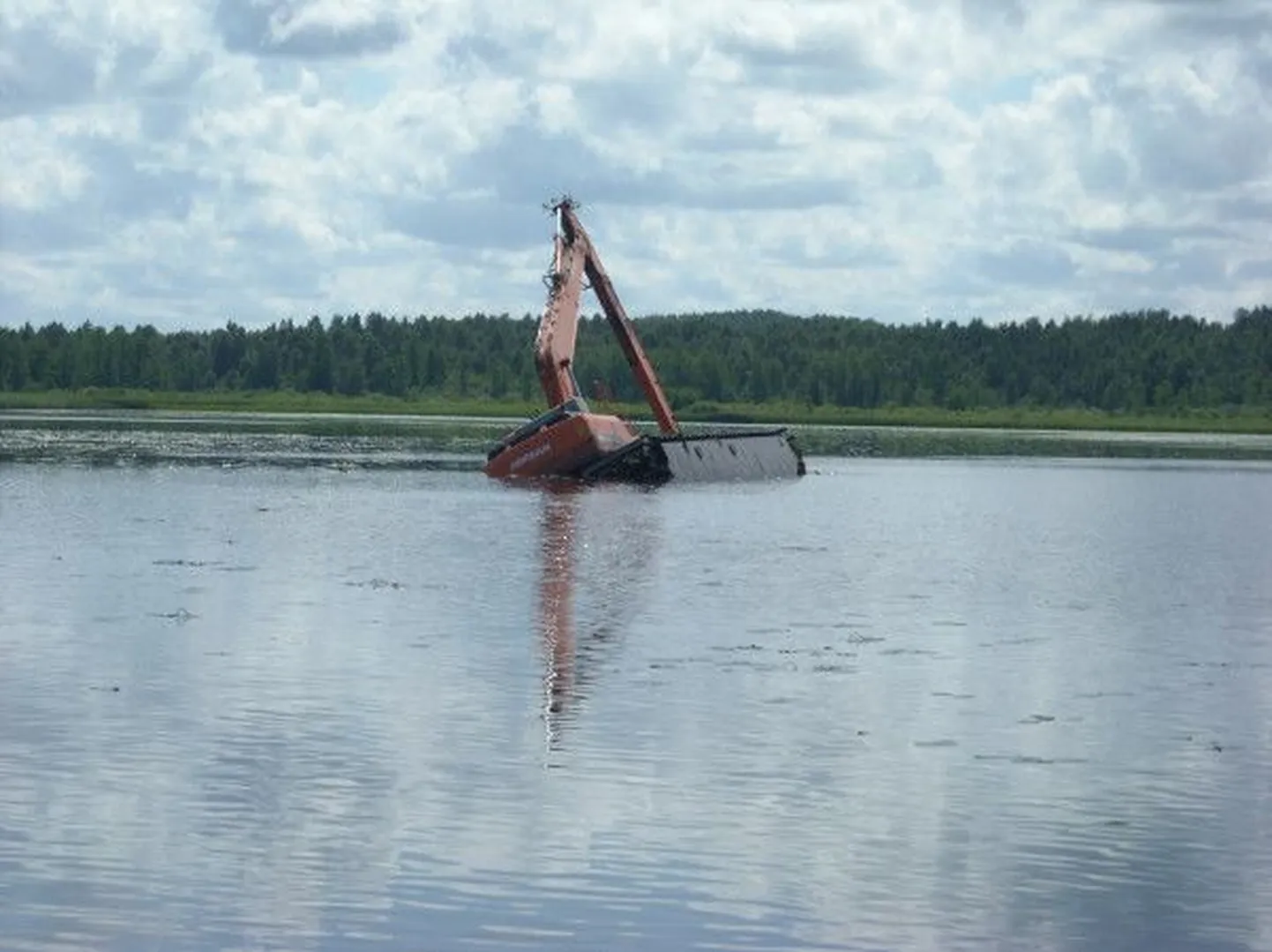 Elistvere järves vajus ujuvekskavaator külili.