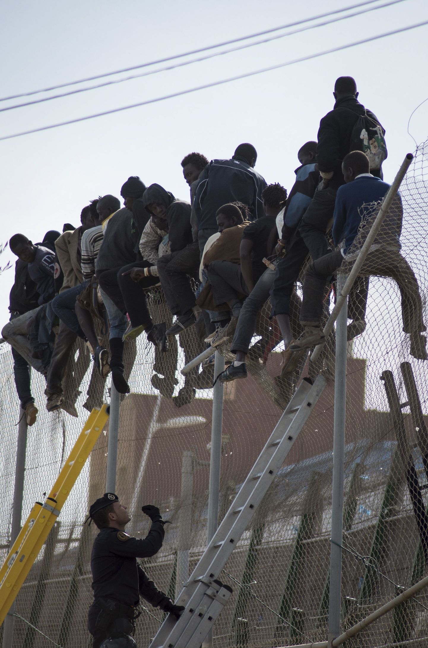 Migrandid 21. novembril üritamas Hispaania enklaavi Melillasse pääseda.