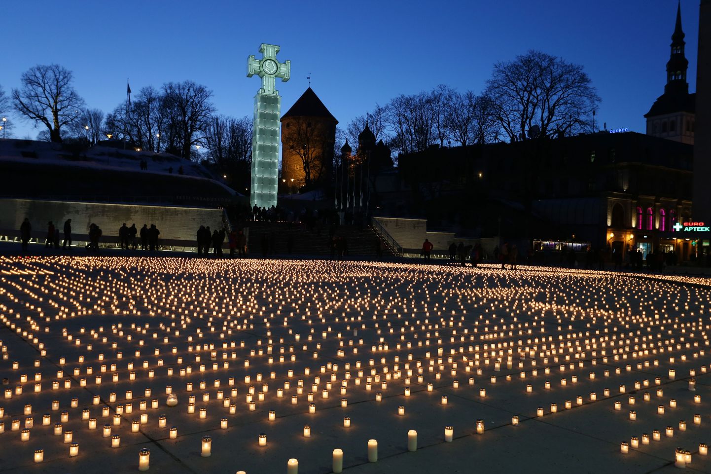 Tallinnas Vabaduse väljakul süüdatakse märtsiküüditamise ohvrite mälestuseks iga aasta 25. märtsil tuhandeid küünlaid.