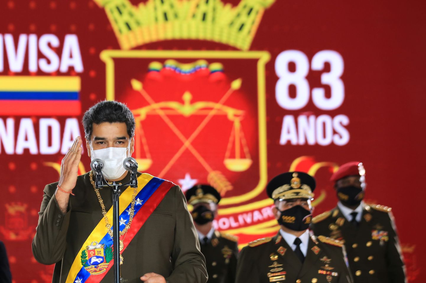 Venezuela president Nicolás Maduro kutsus venezuelalasi üles osalema Venemaa koroonavaktsiini katsetustes. President lubas olla esimene viiesajast katsealusest, keda Sputnik V-ga vaktsineeritakse. Paar päeva tagasi tehtud kordusüleskutses ta enam enda osalust ei maininud, vaid agiteeris rahvast aktiivsemale vaktsineerimisele. Pildil peab president rahvuskaardi 83. aastapäeva pidustustel sõjaväelastele kõnet, 4. augustil 2020.