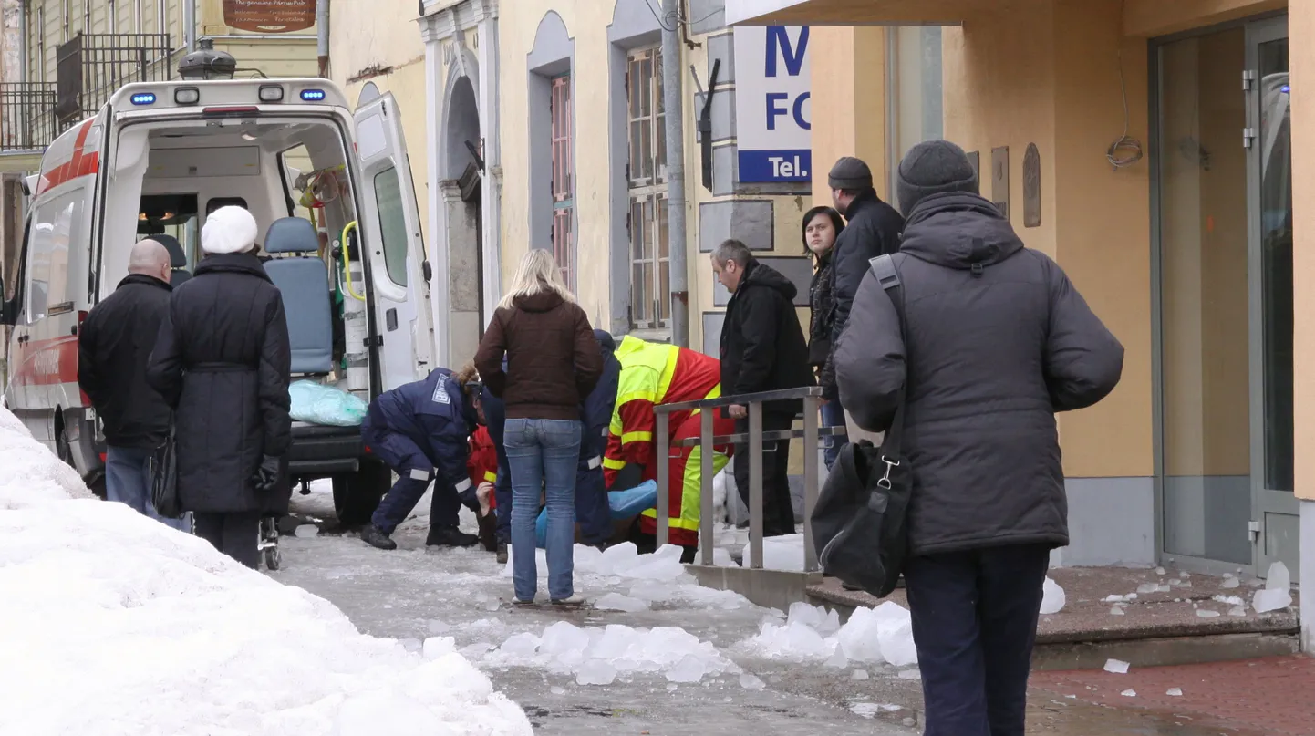 Pärnus Uus 1 maja haldaja peab astuma kohtupinki, sest tema vastutusalas olnud hoonelt kukkunud jääpurikas vigastas eakat naist, kes hiljem vigastuse tõttu haiglas suri.