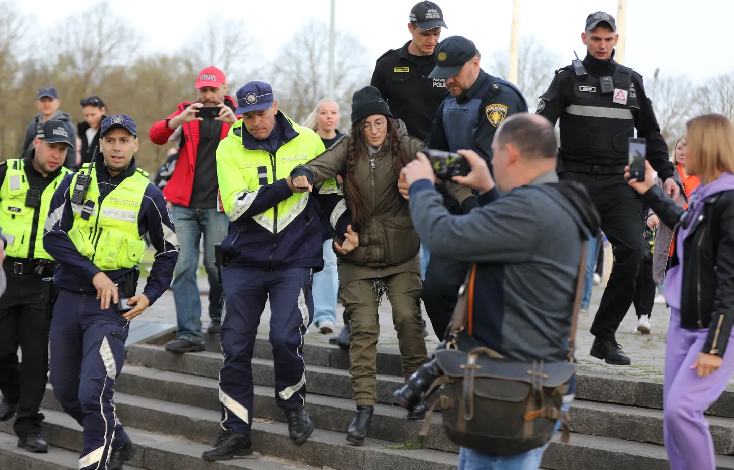 Notikumi pie okupantu pieminekļa 10. maija vakarā