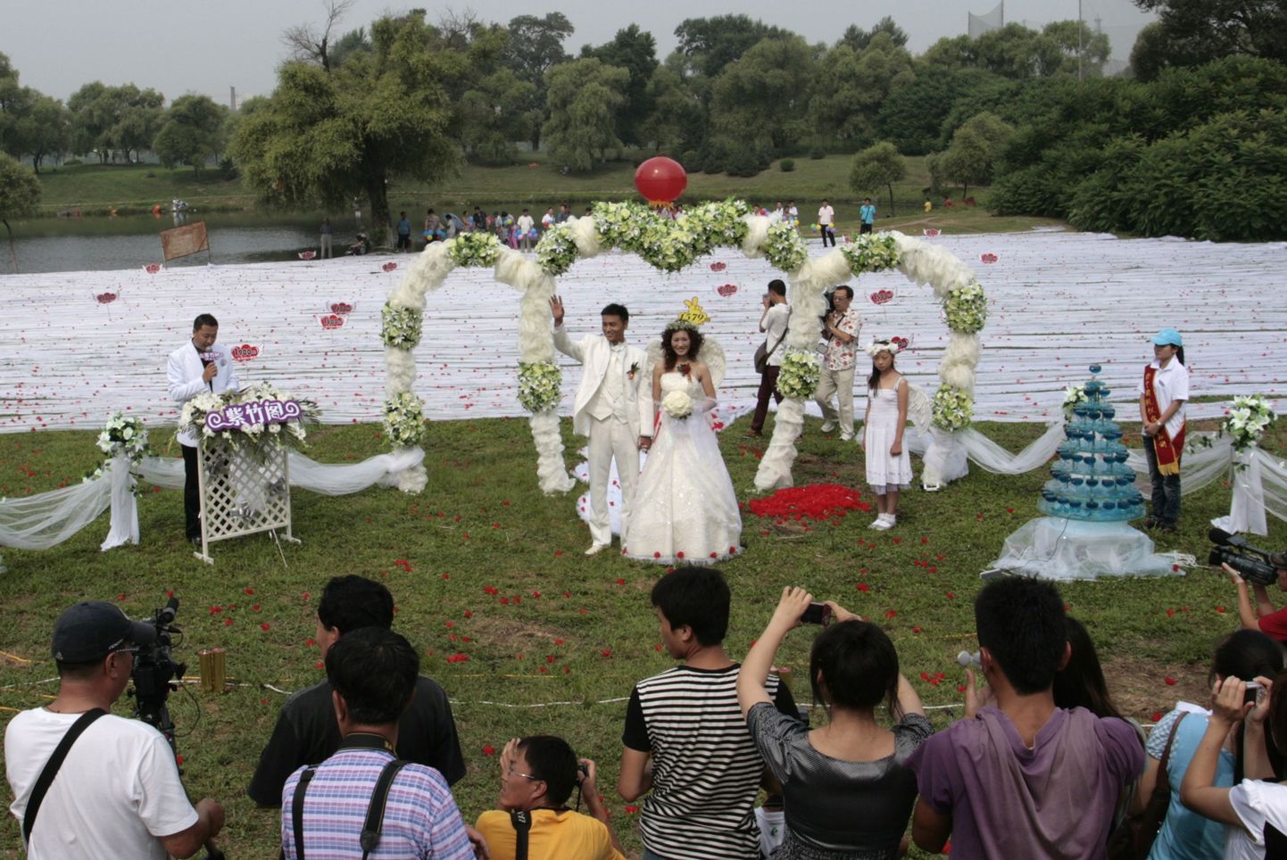 Hiinas Jilinis tegi üks pruut oma kleidi pikkusega maailmarekordi