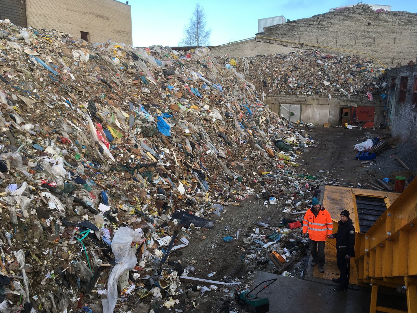 Pildil oleva jäätmekäitluskoha suhtes on käimas menetlus. Inspektor kontrollib, et järgitaks ettenähtud nõudeid, eeskätt jäätmekoguseid.