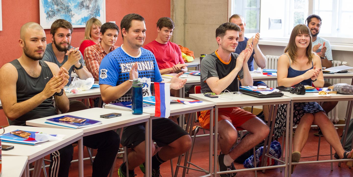 Ameerika üliõpilased aplodeerimas järjekordsele õnnestunud suvekoolile Narva kolledžis. Uus vene keele õpetamise magistriõppekava on jätk pikaajalisele rahvusvahelisele täienduskoolitusele.