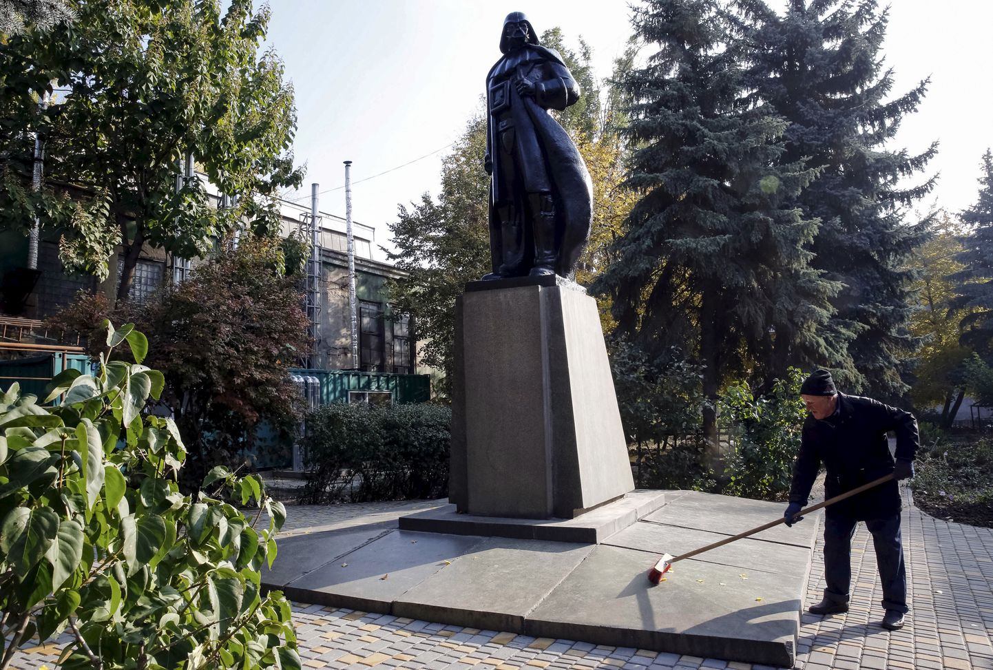 Linnaruumi muutmisega on juba alustatud. Möödunud aastal avati Odessas Tähesõdade tegelase Darth Vaderi monument, mis on ümberehitatud endisest Vladimir Lenini ausambast.