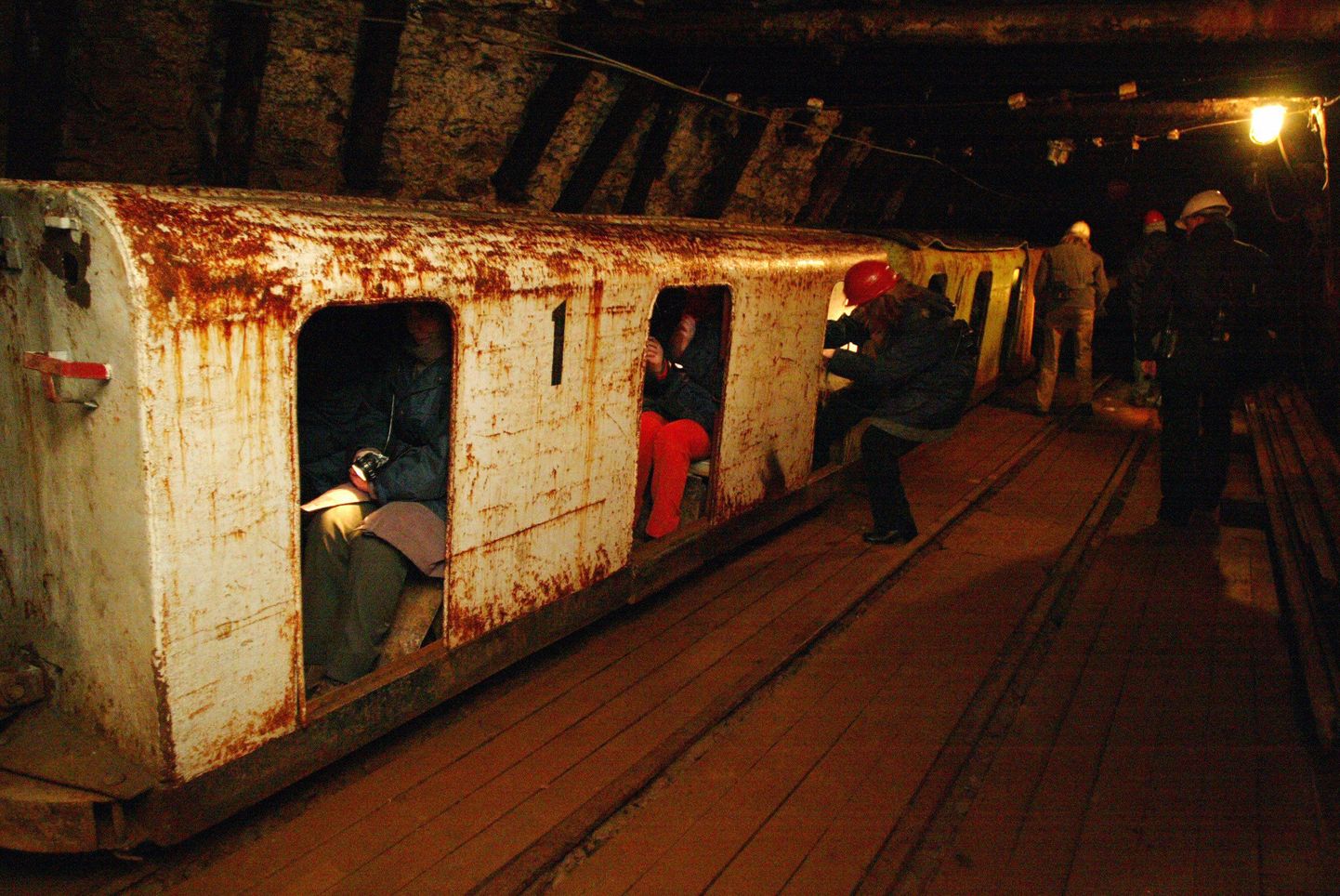 Pildil on Kohtla kaevanduses kaevureid maa all sõidutanud rong.