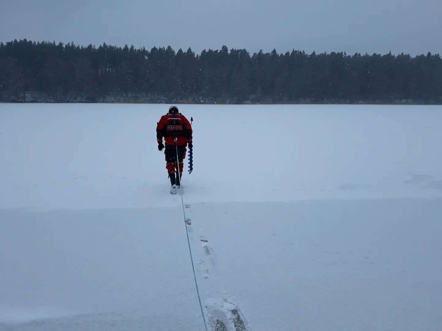Pärnu ja Tõstamaa komandod käisid veekogudel jää paksust kontrollimas.