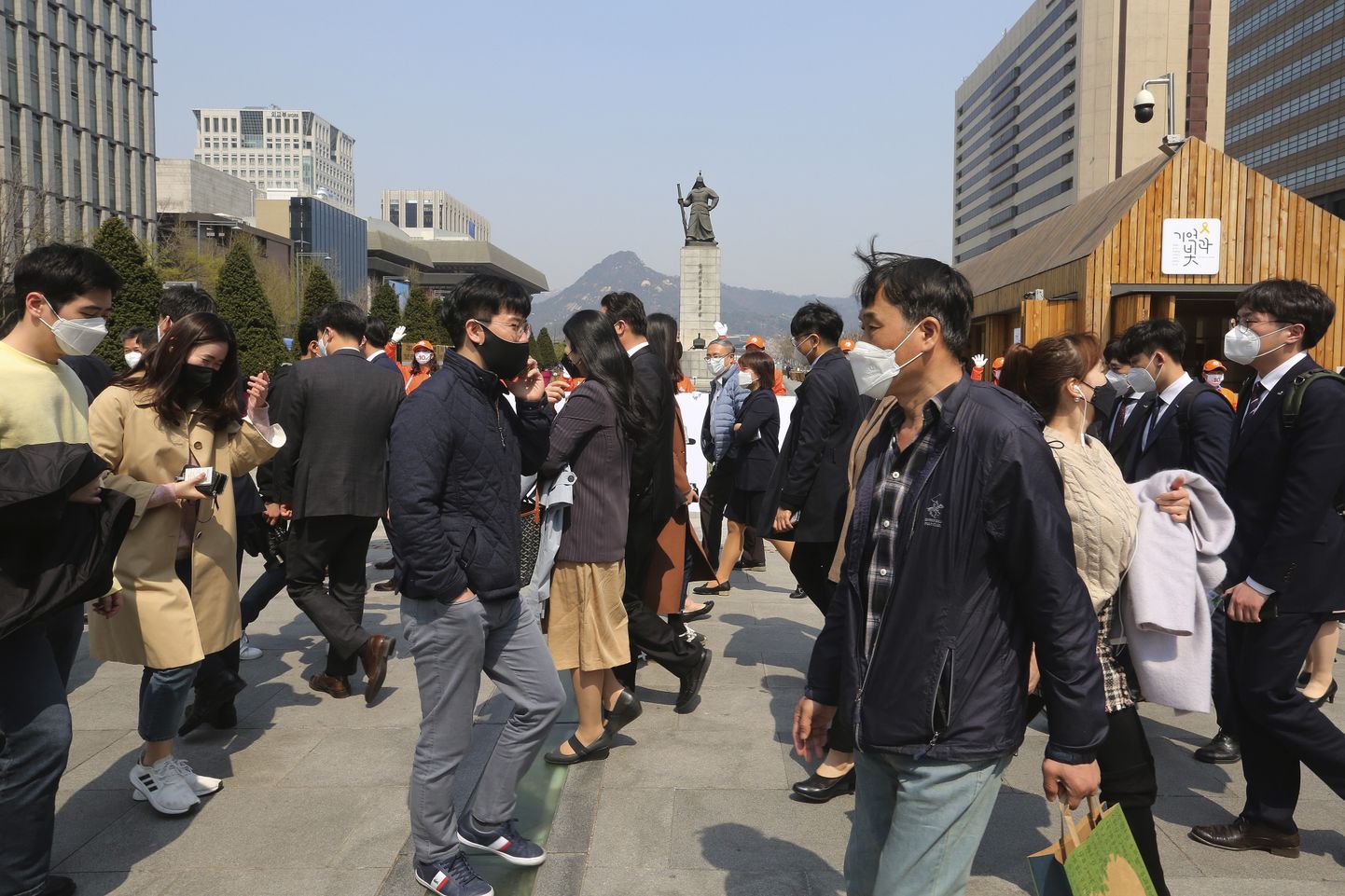 Kaitsemaske kandvad lõunakorealased Soulis. Foto on illustratiivne.