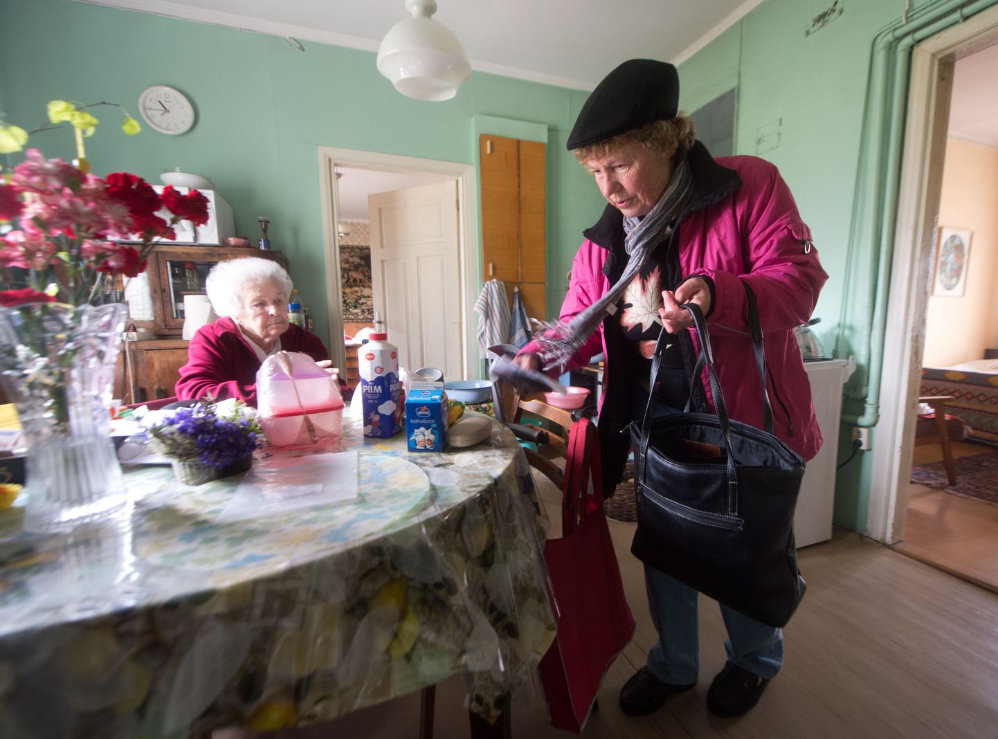Hooldusõde Sirje Taniloo toob 95aastasele Ainole mitu korda nädalas toiduaineid ja ravimeid ning ajab elurõõmsa prouaga niisama juttu. Pikalt eluteelt on, mida meenutada.