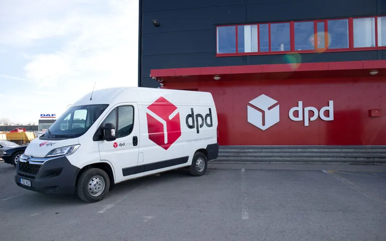Посылочный автомат и курьерская машина DPD. Фото иллюстративное.