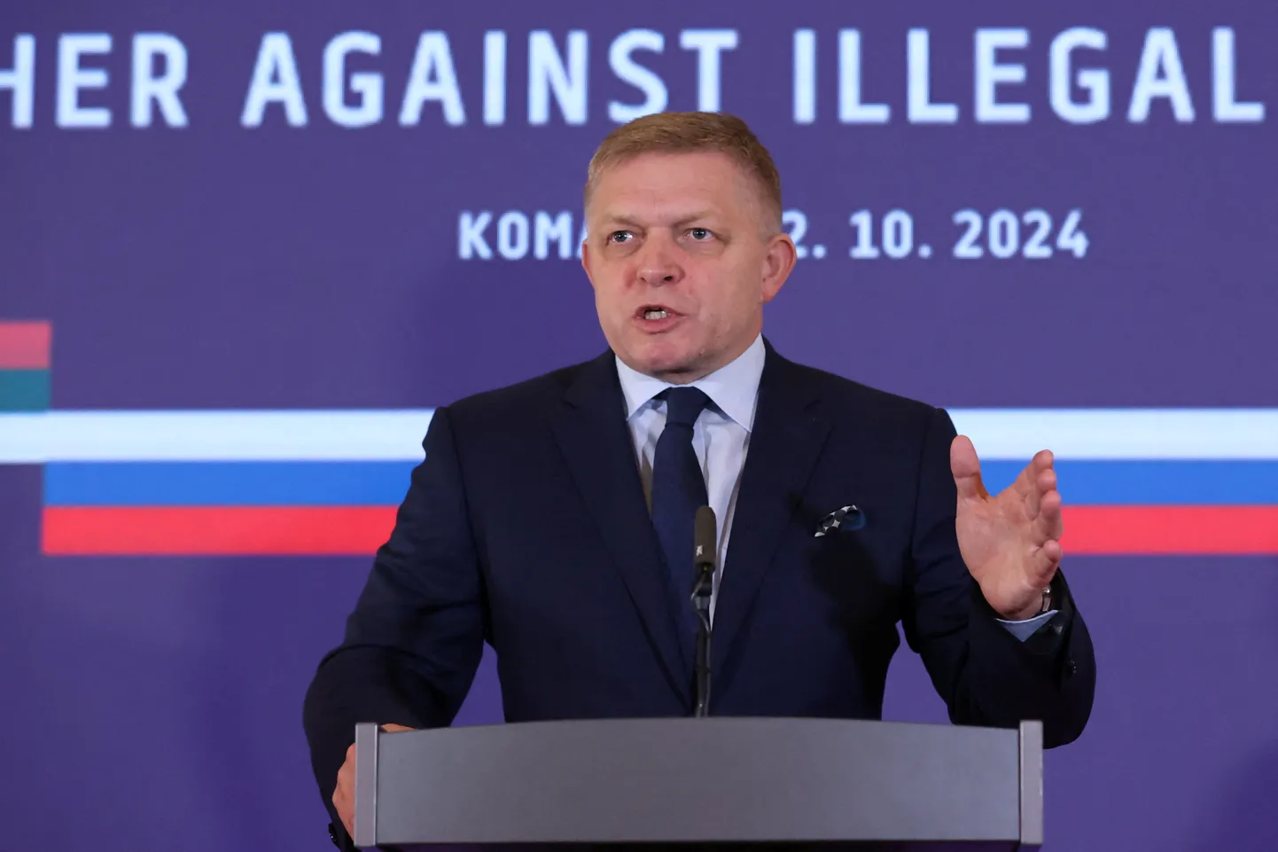 Slovakkia peaminister Robert Fico 22. oktoobril ühisel pressikonverentsil Ungari peaministri ja Serbia presidendiga.