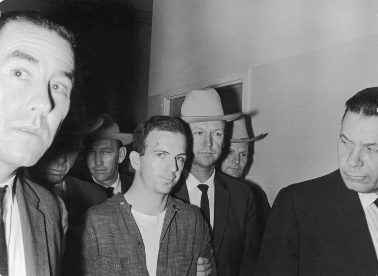 Не прошло и суток после убийства Кеннеди, как стрелок Ли Харви Освальд (на фото в центре) был застрелен владельцем ночного клуба Джеком Руби