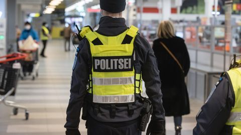 Люди перестали носить маски: в центре Таллинна и Ласнамяэ полиция поймала 130 нарушителей