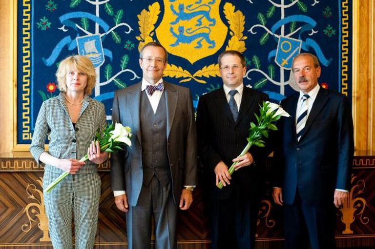Президент Тоомас Хендрик Ильвес назначил Пилле Авер (слева) судьей в 2012 году. С лета того же года она работает в Нарвском доме суда.