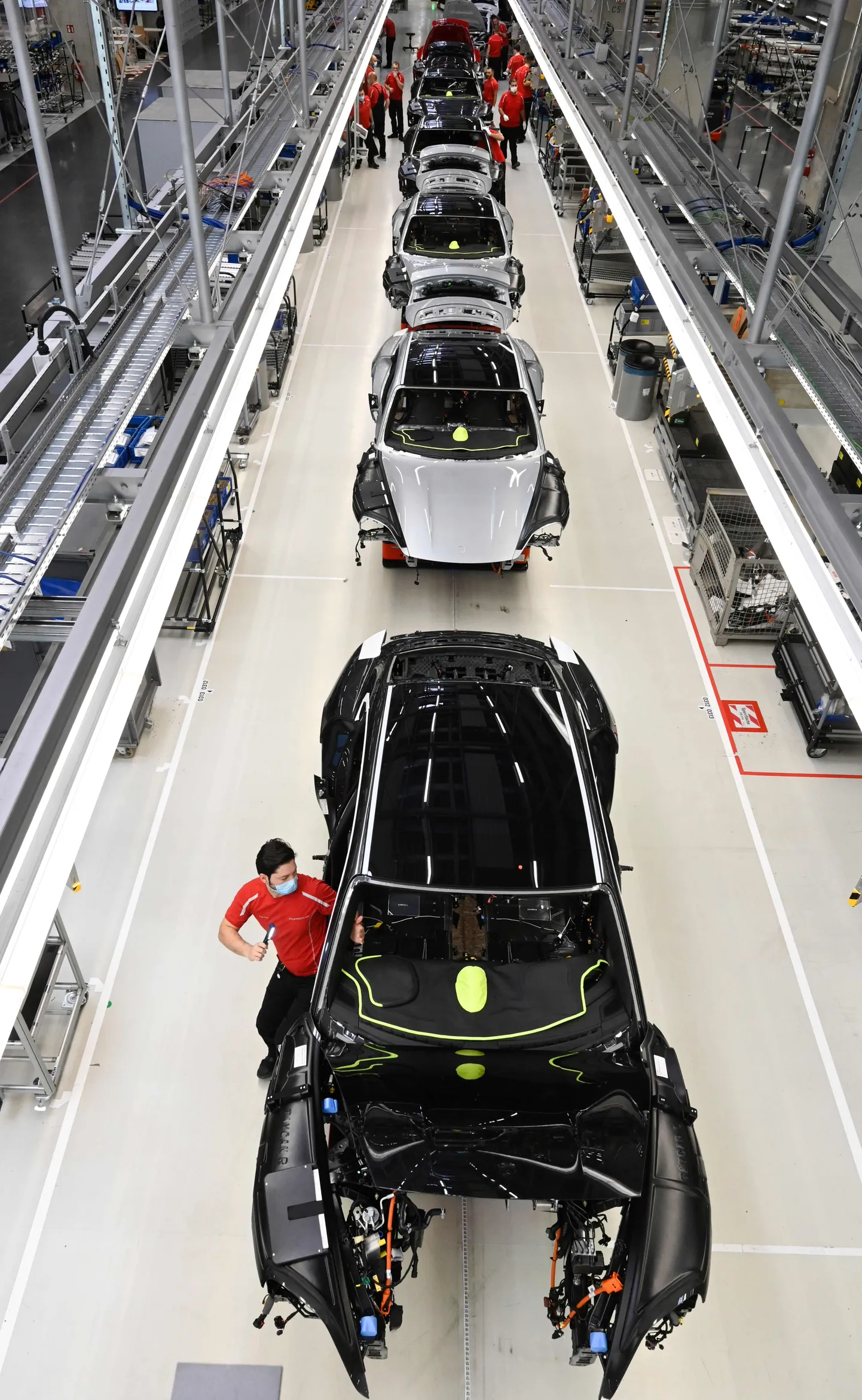 Porsche elektrisportauto Taycan tootmisliin Stuttgartis.