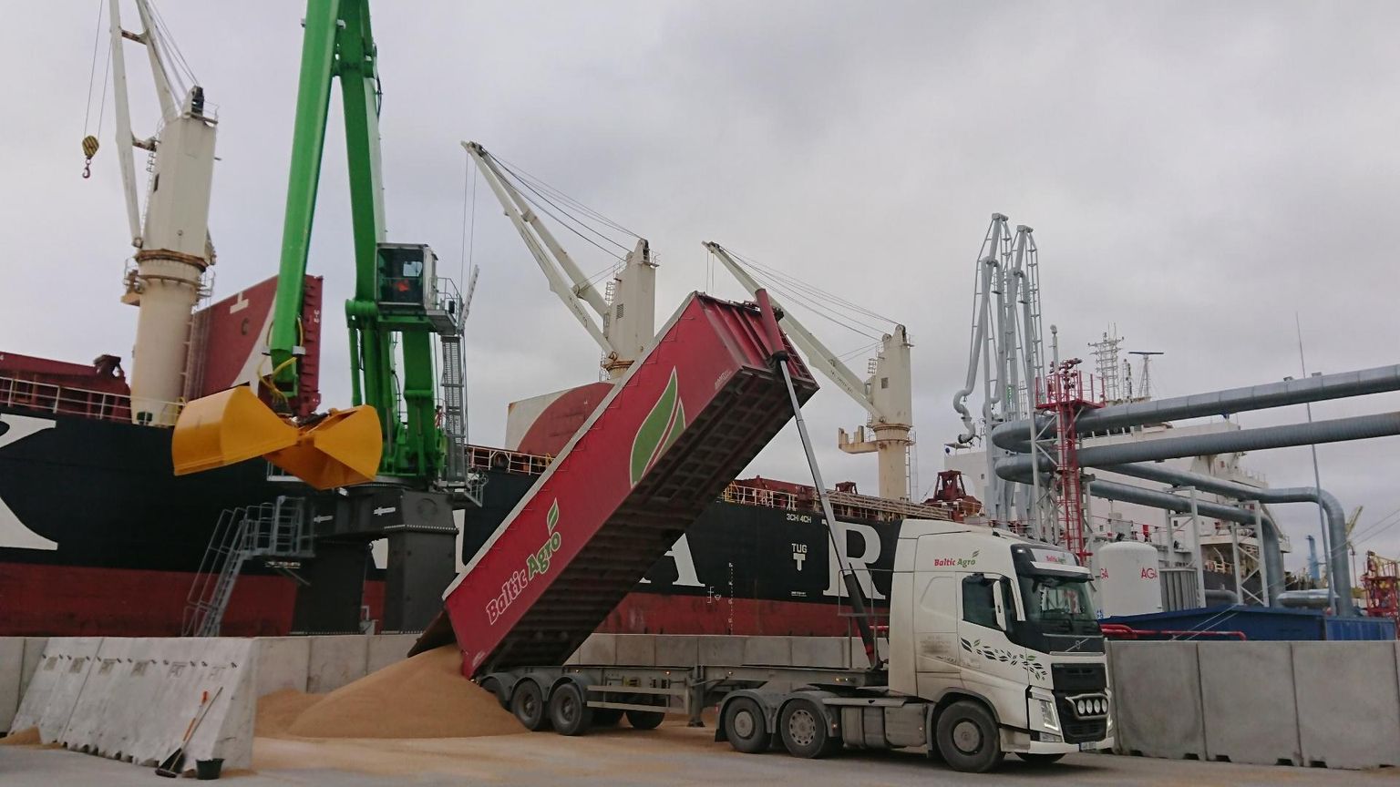 60 000 tonni teravilja mahutava laeva lastimine võtab umbes nädal aega.
